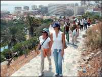 Caminata organizada por el Calvario en el asfalto de la ciudad de Las Palmas de Gran Canaria